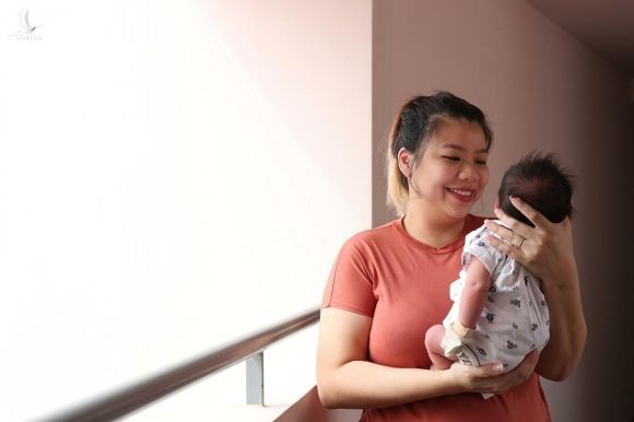 Celine Ng-Chan và con trai, bé chào đời mang sẵn kháng thể Covid-19. Ảnh: Straistimes