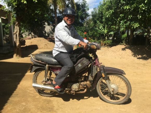 Ông bí thư huyện Mấu Văn Phi chạy xe máy cà tàng khám bệnh cho bà con - Ảnh 3.