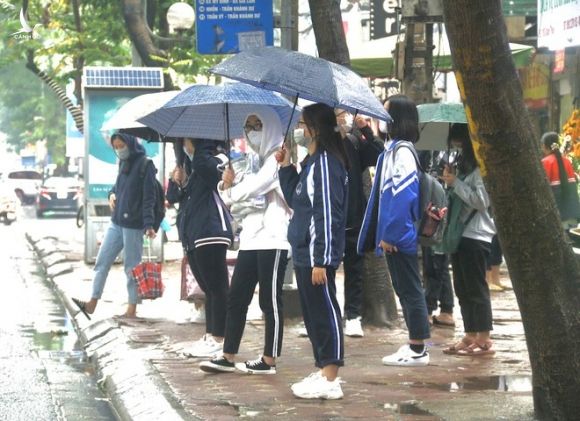 Tăng nặng mức phạt không đeo khẩu trang, nhiều nơi ở Hà Nội người dân vẫn 'quên' - ảnh 9