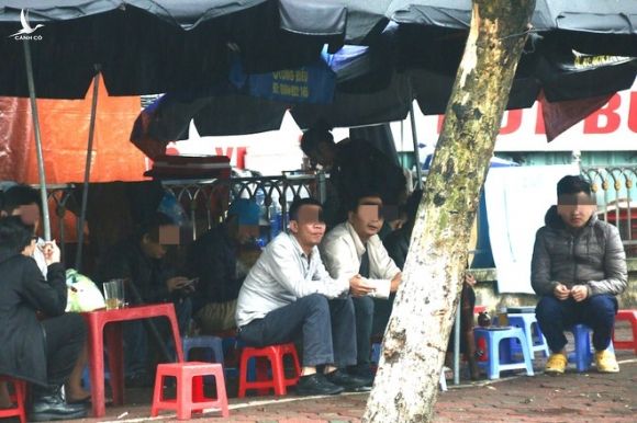 Tăng nặng mức phạt không đeo khẩu trang, nhiều nơi ở Hà Nội người dân vẫn 'quên' - ảnh 1