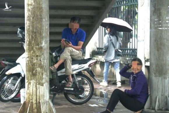 Tăng nặng mức phạt không đeo khẩu trang, nhiều nơi ở Hà Nội người dân vẫn 'quên' - ảnh 3