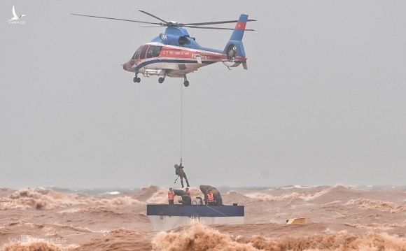 Trực thăng tham gia cứu hộ thuyền viên trên tàu mắc cạn ở Quảng Trị, sáng 11/10. Ảnh:Giang Huy