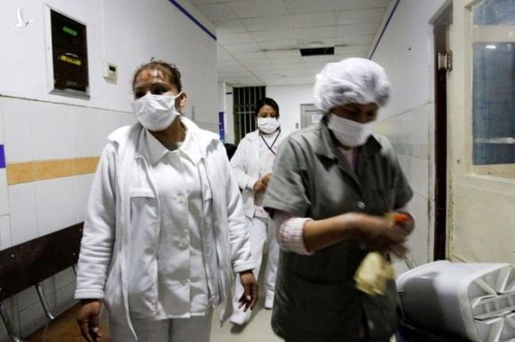 Các nhân viên y tế tại một bệnh viện ở Bolivia /// Reuters