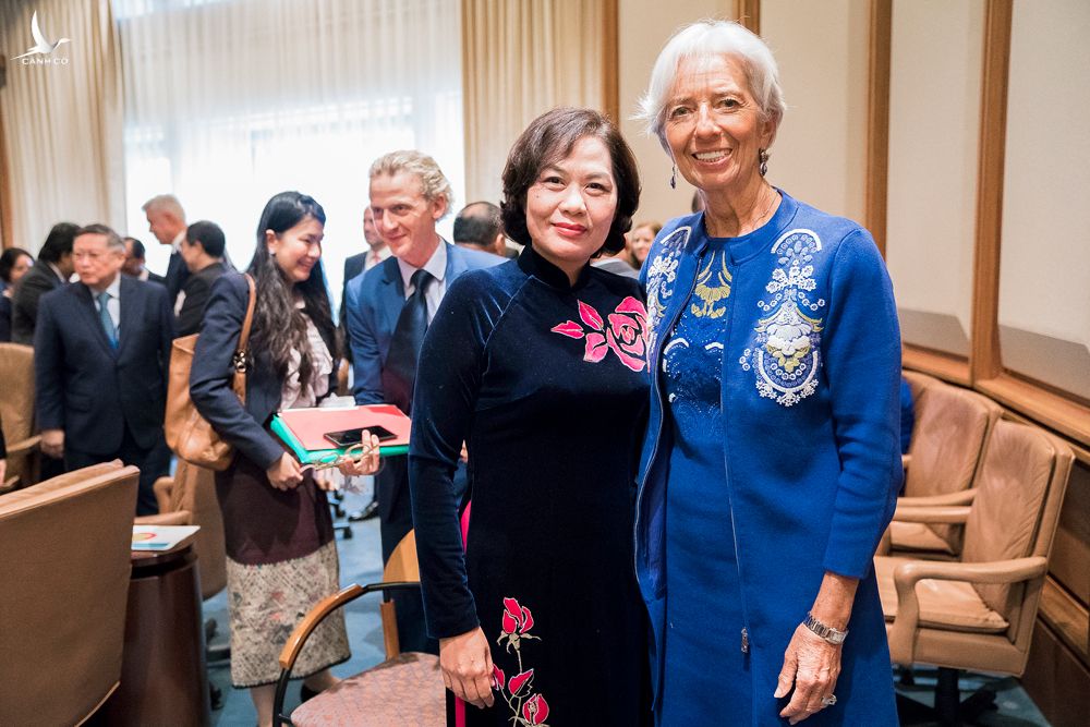 Bà Nguyễn Thị Hồng trao đổi cùng Chủ tịch Ngân hàng Trung ương Châu Âu Christine Lagarde. Ảnh:SBV