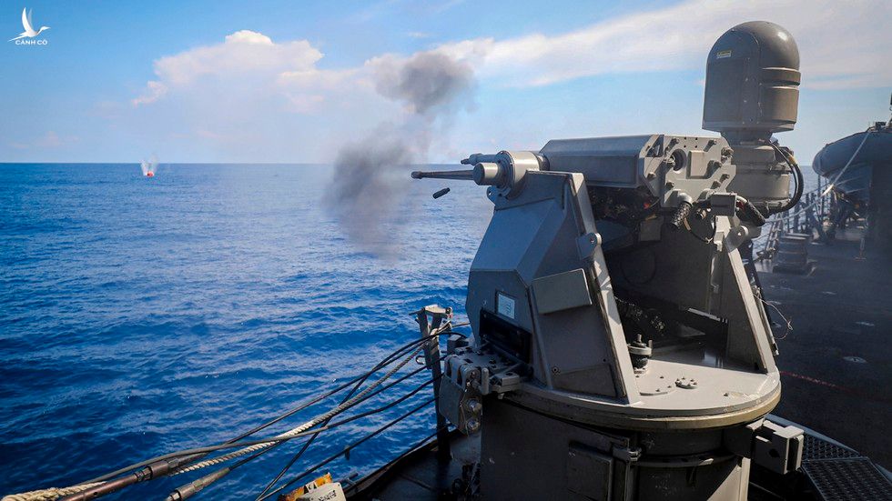 Cảnh tàu khu trục Mỹ USS John S. McCain khai hỏa trong cuộc diễn tập gần đây ở Biển Đông /// Ham đội Thái Bình Dương