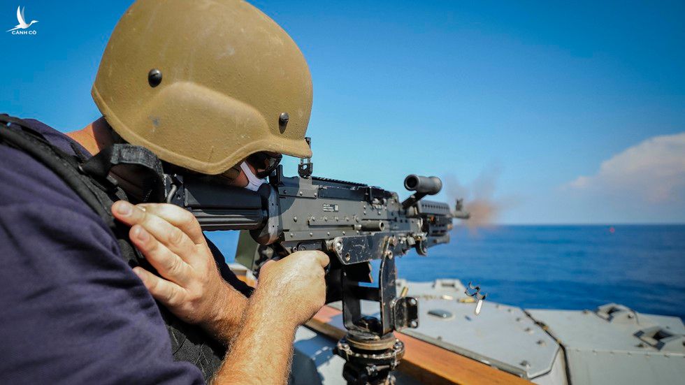 Cận cảnh khu trục hạm Mỹ diễn tập bắn đạn thật ở Biển Đông - ảnh 2