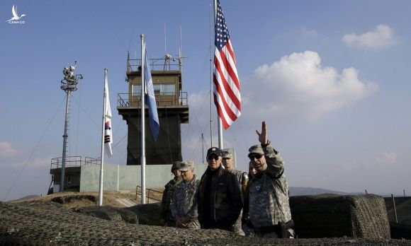Joe Biden, khi là phó tổng thống Mỹ, tới thăm trạm quan sát tại khu phi quân sự ở bán đảo Triều Tiên hồi tháng 12/2013. Ảnh: AP.