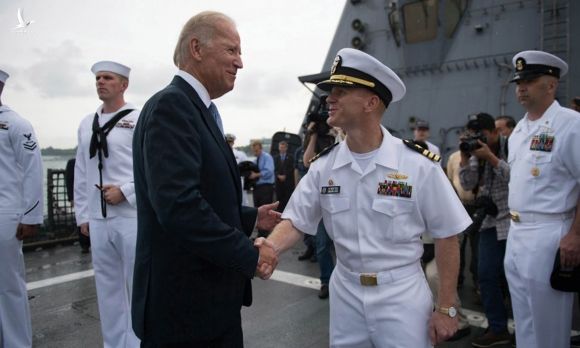 Joe Biden tới thăm tàu sân bay USS Freedom của Mỹ ở Singapore hồi tháng 7/2013. Ảnh: U.S. Pacific Fleet.