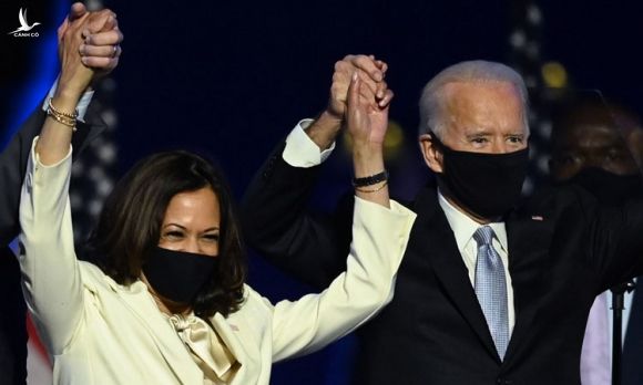 Tổng thống đắc cử Joe Biden và Phó tổng thống đắc cử Kamala Harris trên sân khấu phát biểu chiến thắng tại Wilmington, Delaware hôm 7/11. Ảnh: AFP.