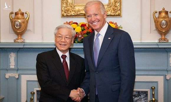Joe Biden, khi còn là phó tổng thống Mỹ, bắt tay Tổng bí thư Nguyễn Phú Trọng tại Bộ Ngoại giao Mỹ ở thủ đô Washington ngày 7/7/2015. Ảnh: Bộ Ngoại giao Mỹ.