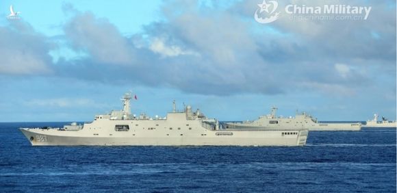 Ba tàu đổ bộ Type 071 của Trung Quốc trong cuộc tập trận ở Biển Đông ngày 18.11 /// Chụp màn hình Chinamil.com