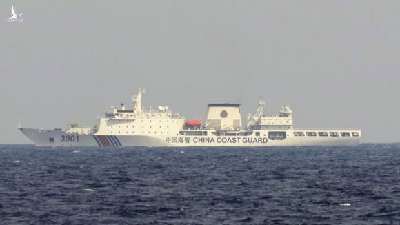 Tàu hải cảnh Trung Quốc được trang bị pháo cỡ lớn ở phía trước /// NGƯ DÂN CUNG CẤP