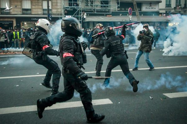 Biểu tình rầm rộ bùng nổ thành bạo lực ở Pháp