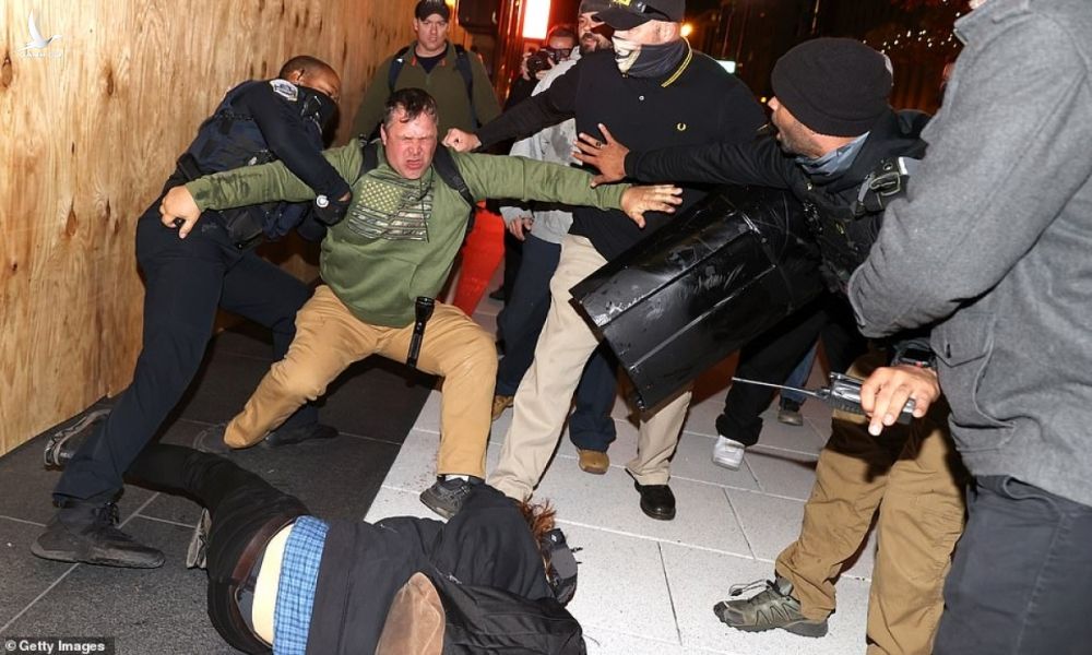 Cảnh sát vật lộn với người biểu tình khi bạo lực bùng phát ở thủ đô nước Mỹ vào đêm 14/11.