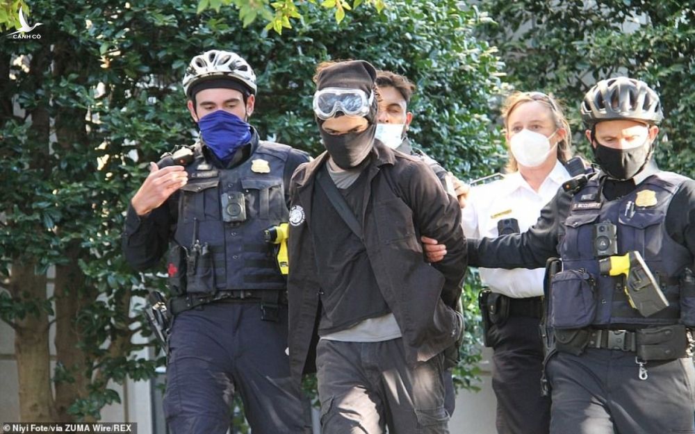 Cảnh sát bắt giữ một người “phản biểu tình”.
