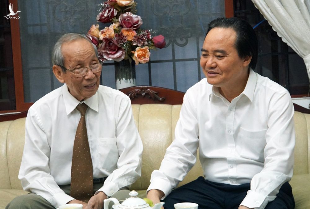 Bộ trưởng Phùng Xuân Nhạ (phải) nói chuyện với GS Trần Hồng Quân, tối 20/11 tại nhà riêng