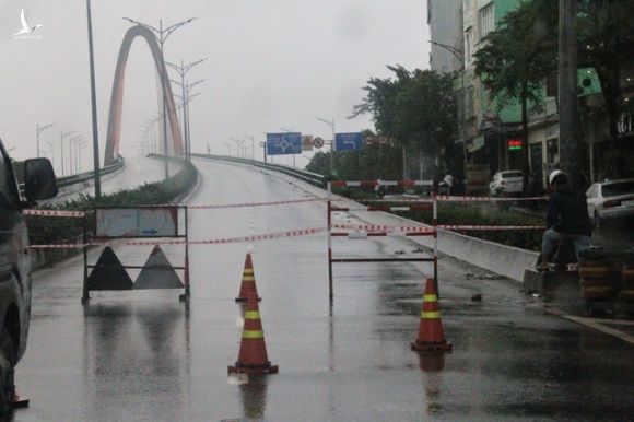 Thuê ô tô chắn gió - Cách chống bão đặc biệt của người dân Đà Nẵng - 8