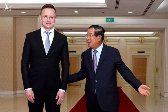 Thủ tướng Hun Sen tiếp xúc với Ngoại trưởng Szijjarto hôm 3.11 /// AFP/Getty