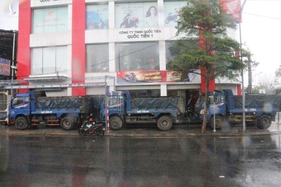 Thuê ô tô chắn gió - Cách chống bão đặc biệt của người dân Đà Nẵng - 7
