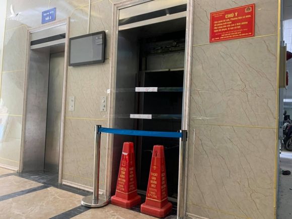 Thang máy rơi tự do từ tầng 5 chung cư ở Hà Nội, 2 người nhập viện - Ảnh 1.