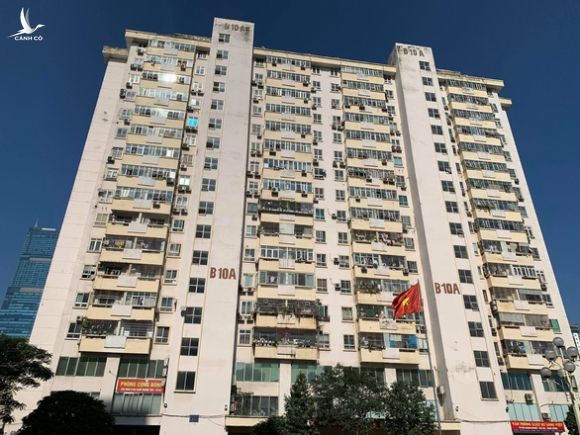 Thang máy rơi tự do từ tầng 5 chung cư ở Hà Nội, 2 người nhập viện - Ảnh 2.