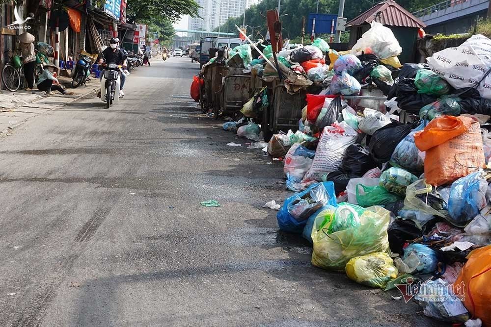 Công ty môi trường 'om' lương công nhân, phố Hà Nội lại ngập ngụa rác