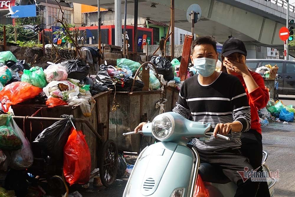 Công ty môi trường 'om' lương công nhân, phố Hà Nội lại ngập ngụa rác