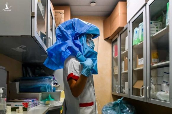 Y tá mặc đồ bảo hộ trước khi vào khu điều trị bệnh nhân Covid-19 tại bệnh viện ở Rome, Italy ngày 24/11. Ảnh: AFP.