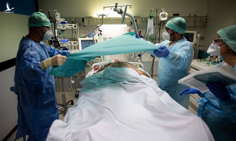 Nhân viên y tế chăm sóc bệnh nhân Covid-19 trong phong chăm sóc tích cực tại một bệnh viện ở Pháp hôm 17/11. Ảnh: AFP.