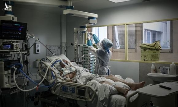 Nhân viên y tế chăm sóc bệnh nhân Covid-19 tại một bệnh viện ở Libourne, tây nam nước Pháp hôm 6/11. Ảnh: AFP.