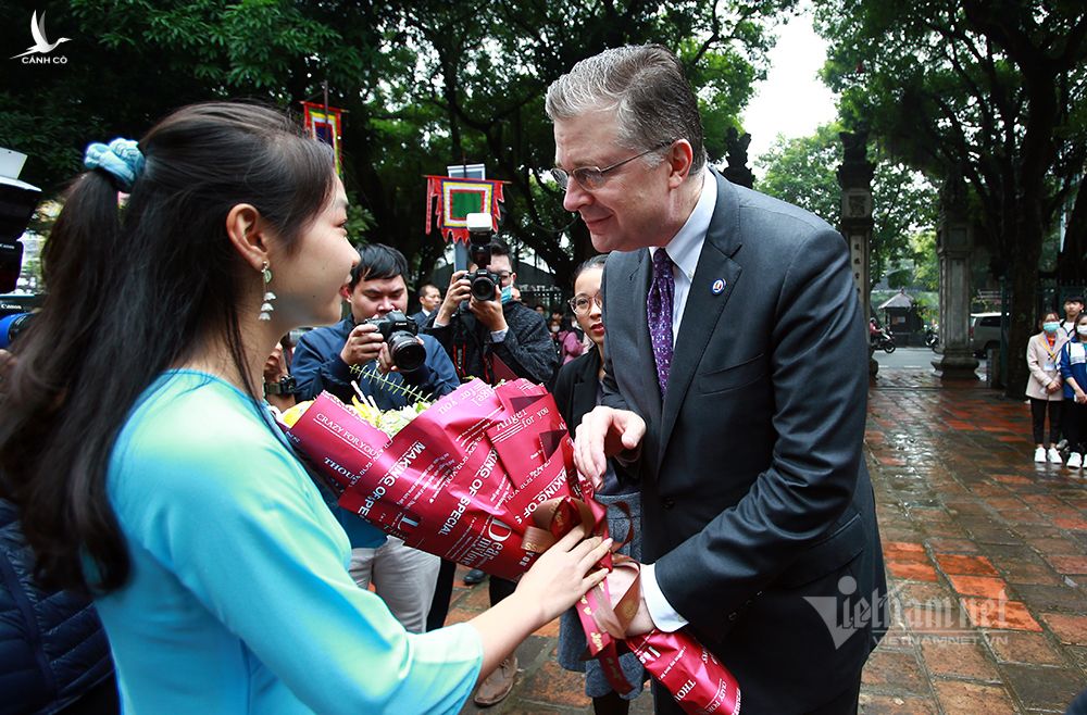 Đại sứ Mỹ đến thăm Văn Miếu nhân ngày nhà giáo Việt Nam