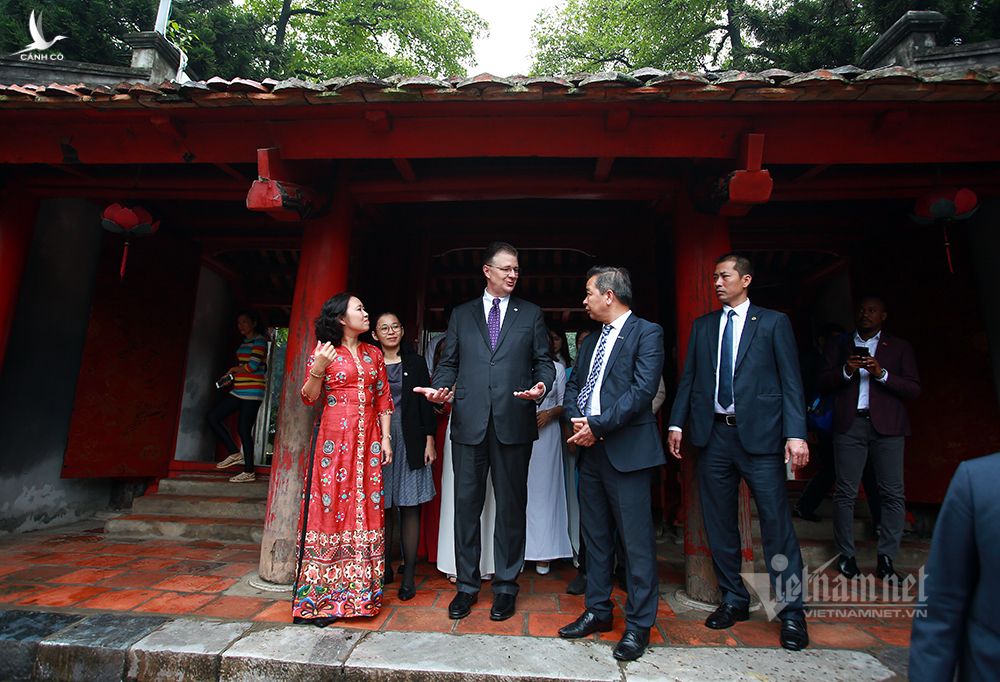 Đại sứ Mỹ đến thăm Văn Miếu nhân ngày nhà giáo Việt Nam