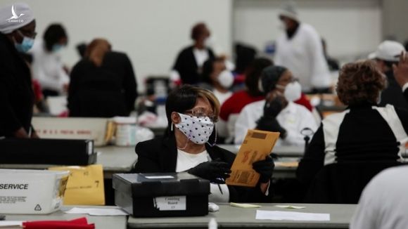Nhân viên phụ trách bầu cử xử lý phiếu bầu qua thư tại Detroit, bang Michigan /// Reuters