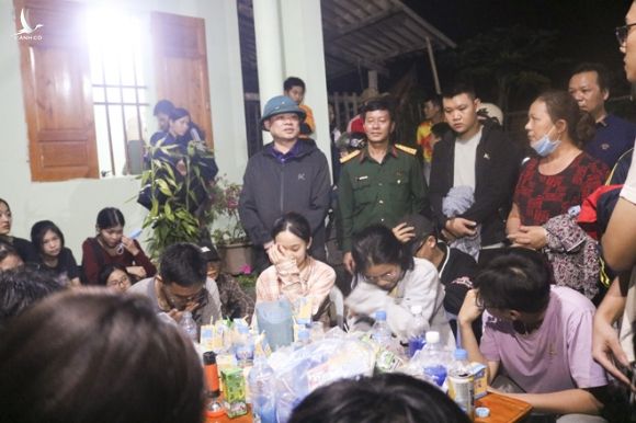 27 học sinh được đưa về nhà an toàn, tối 22/11, và được ông Hoàng Duy Chinh (đội mũ), Bí thư tỉnh Bắc Kạn, trực tiếp hỏi thăm. Ảnh: CAND