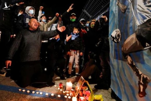 Maradona qua đời: Argentina tổ chức Quốc tang 3 ngày, CĐV đau đớn khóc thương - 7