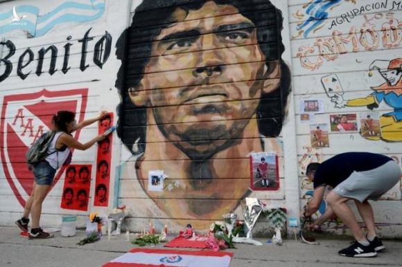 Maradona qua đời: Argentina tổ chức Quốc tang 3 ngày, CĐV đau đớn khóc thương - 3