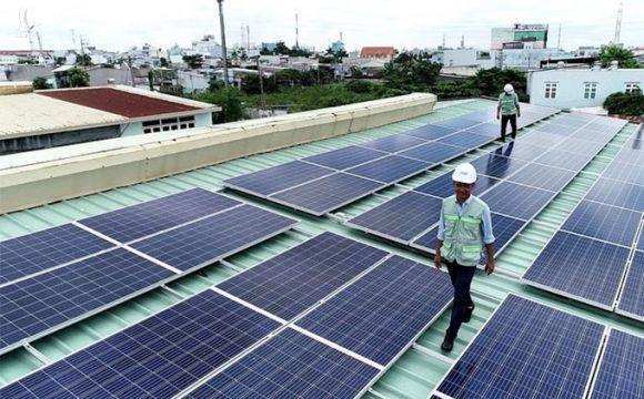 Công nhân lắp đặt điện mặt trời mái nhà tại TP HCM. Ảnh: EVNHCM.