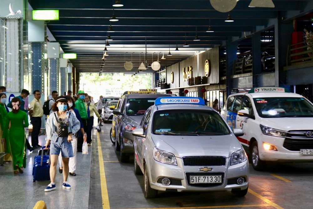 Hành khách đón taxi ở làn D ở sân bay Tân Sơn Nhất, chiều 17/11. Ảnh: Gia Minh.