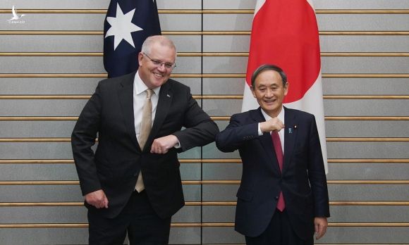 Thủ tướng Nhật Yoshihide Suga (phải) và người đồng cấp Australia Scott Morrison trước cuộc họp tại Tokyo hôm nay. Ảnh: Reuters.