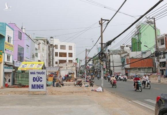 Đường Cách Mạng Tháng Tám, đoạn gần giao lộ Hoàng Văn Thụ (quận Tân Bình) thông thoáng sau khi nhiều nhà tháo dỡ bàn giao cho dự án Metro Số 2, ngày 9/11. Ảnh: Gia Minh.