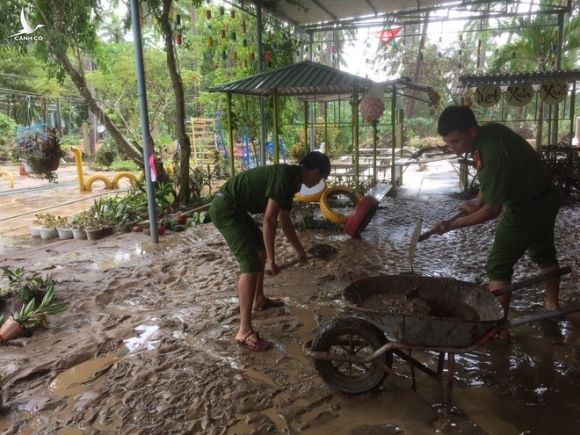 Phú Yên: Quân đội, công an giúp dân khắc phục sau bão lũ số 12 - ảnh 2
