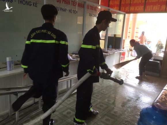Phú Yên: Quân đội, công an giúp dân khắc phục sau bão lũ số 12 - ảnh 1