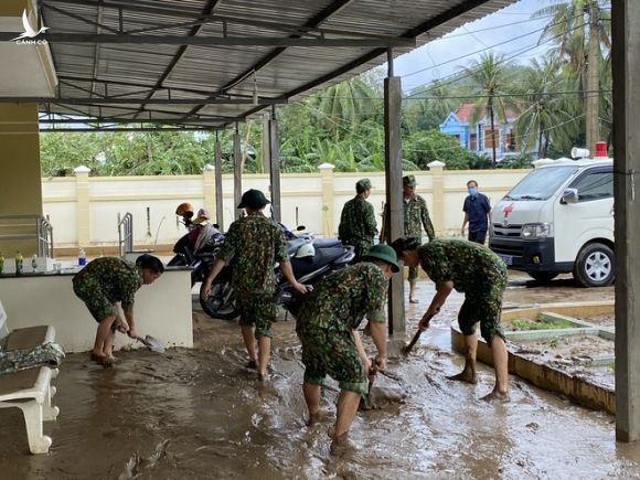 Phú Yên: Quân đội, công an giúp dân khắc phục sau bão lũ số 12 - ảnh 4