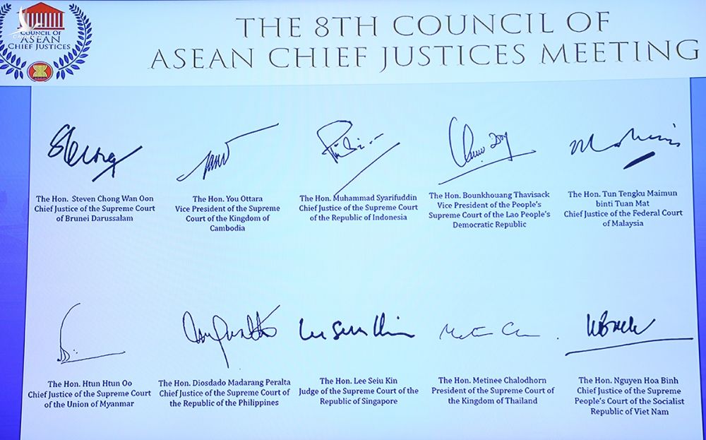 Chữ ký của Chánh án các nước ASEAN trong Tuyên bố Hà Nội, chiều 5/11. Ảnh: Phạm Dự.