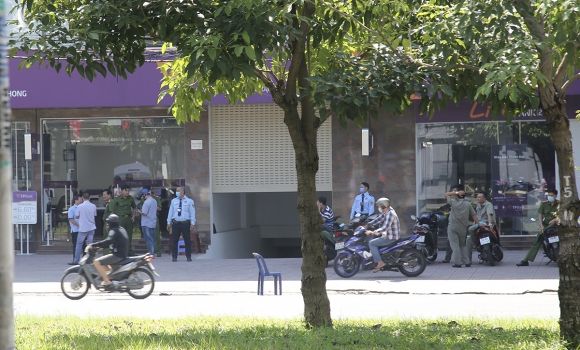 Cảnh sát phong toả bên ngoài chi nhánh ngân hàng để điều tra, sáng 14/11. Ảnh: Đình Văn.