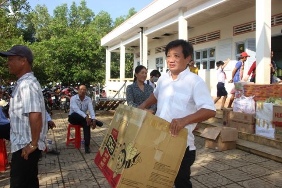 Ông Đoàn Ngọc Hải tặng quà và mời học sinh ở U Minh Hạ ăn phở - Ảnh 3.
