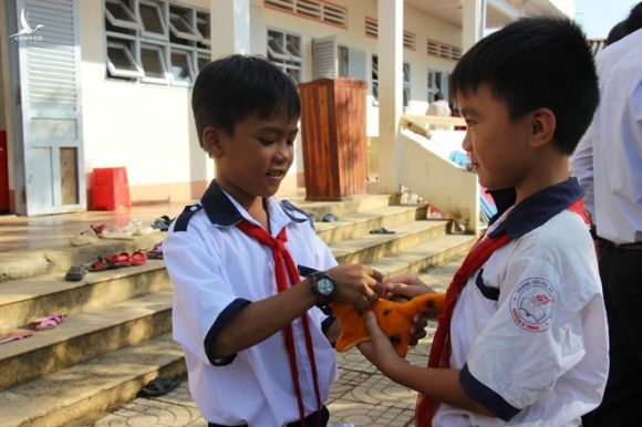Ông Đoàn Ngọc Hải tặng quà và mời học sinh ở U Minh Hạ ăn phở - Ảnh 8.