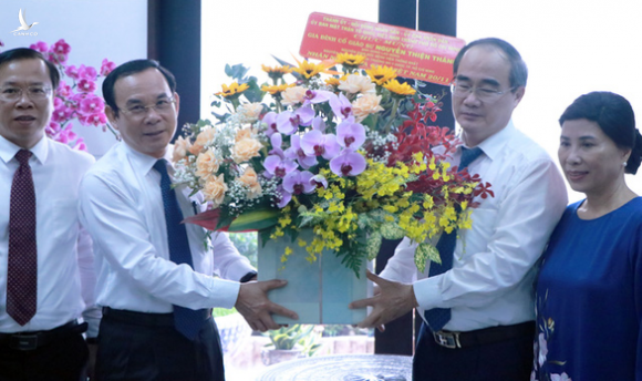 Bí thư Nguyễn Văn Nên thăm gia đình cố giáo sư Nguyễn Thiện Thành nhân ngày 20-11 - Ảnh 1.