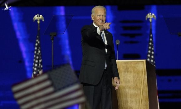 Joe Biden trên sân khấu phát biểu ở Wilmington, bang Delawre hôm 7/11. Ảnh: AP.