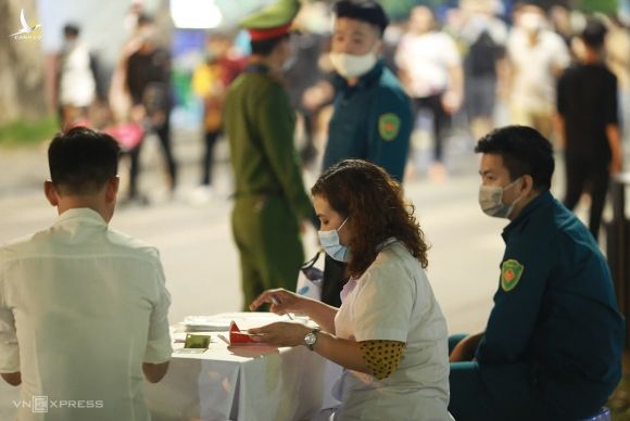 Chốt kiểm soát việc đeo khẩu trang tại không gian đi bộ hồ Gươm. Ảnh: Tất Định.